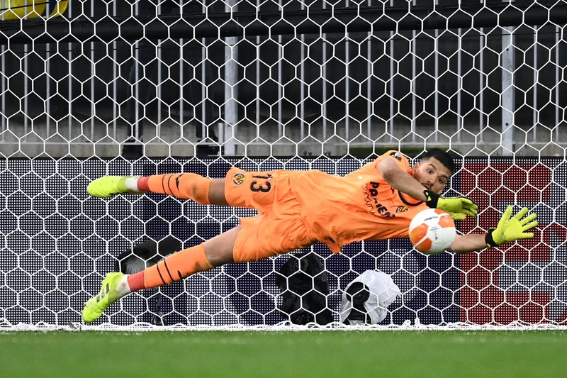 Man City agree cut-price deal for new Gianluigi Donnarumma deputy