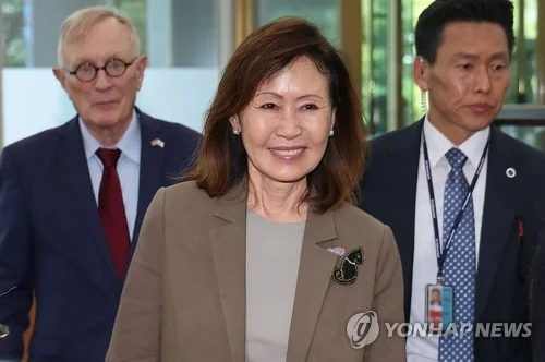 New U.S. Ambassador Steel meets FM Cho, submits credentials
