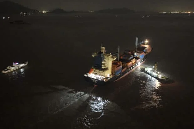 Chinese ship sets off for Europe through Arctic, halving travel time