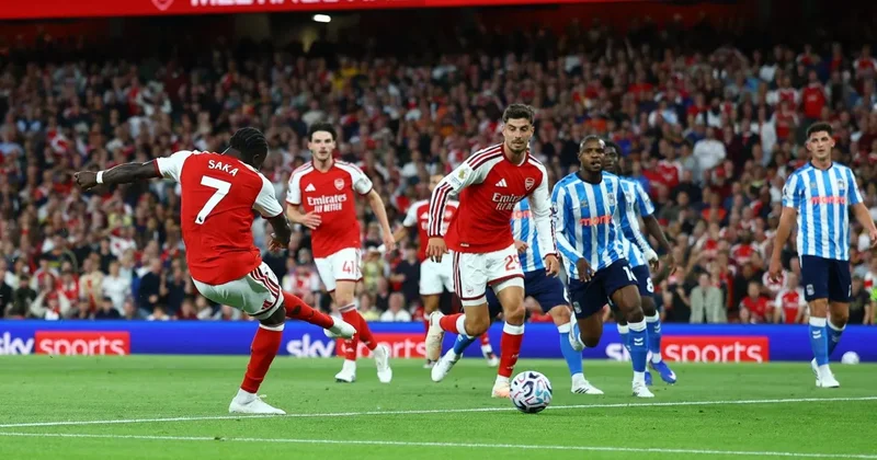 Arsenal rout Coventry 3-0 to begin Premier League title defence in style