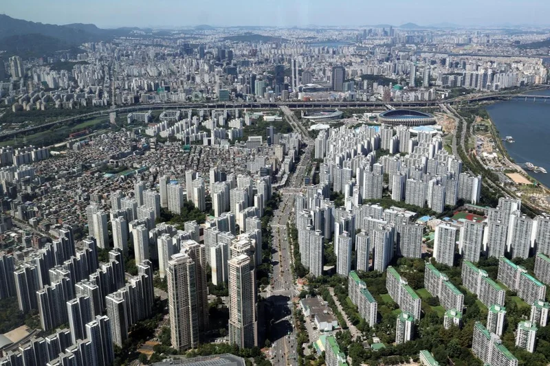 Gov't to expand housing finance support for young, 1st-time buyers while keeping debt curbs