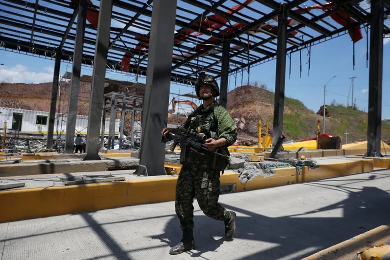 Car bomb hits Colombia highway day after new president sworn in