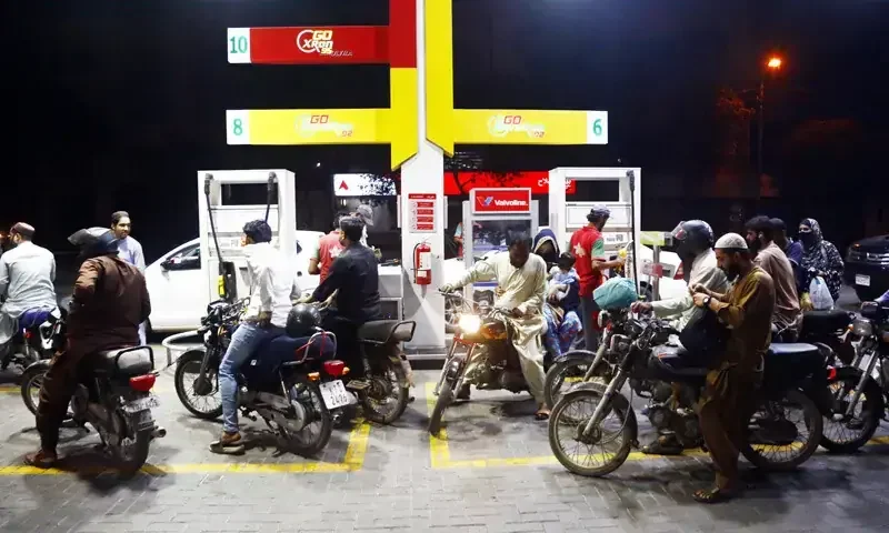 Govt cuts petrol price by Re0.94, raises high-speed diesel by Re0.54