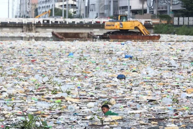 Over 200 trucks of garbage hauled at Parañaque waterway