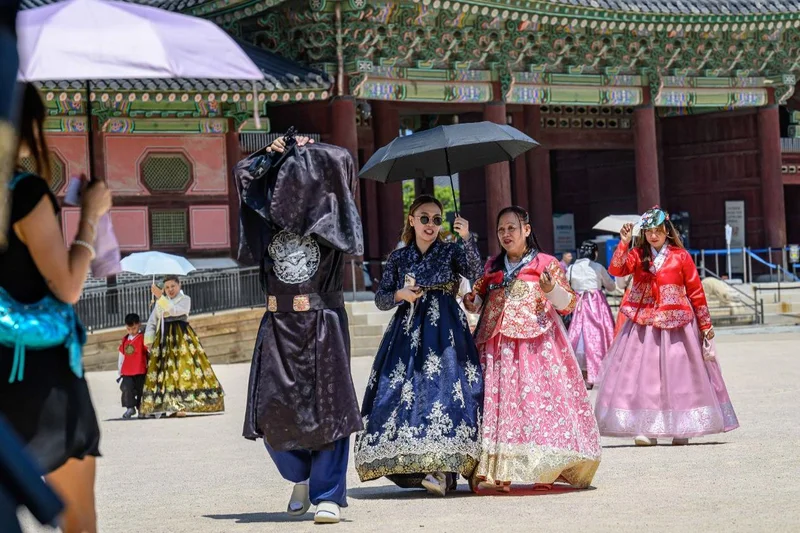 Summer heat can't cool tourists' hanbok enthusiasm