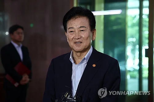(LEAD) Unification ministry defends N. Korea policy after Lee's call for caution