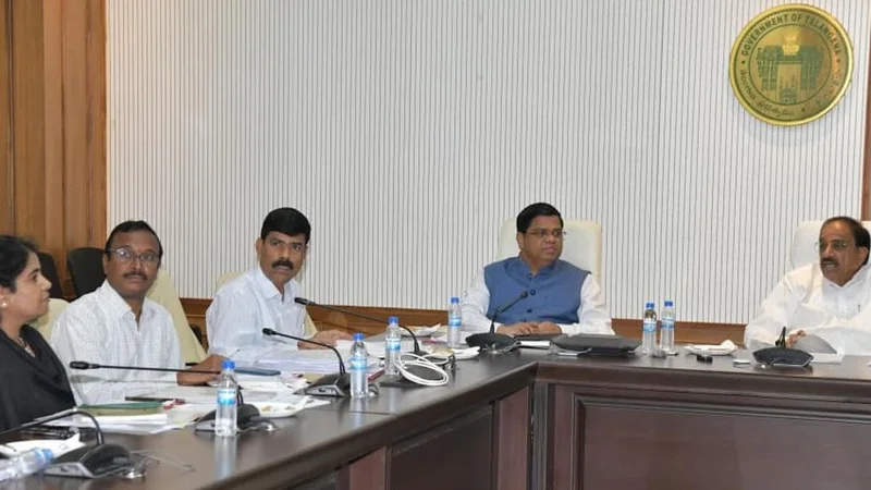 Complete solar power systems in all market yards, godowns by Nov., says Minister