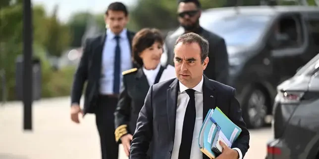 Residents jeer French PM on visit to fire-struck region
