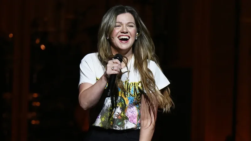 Kelly Clarkson laughs off wind-blown wardrobe malfunction on stage