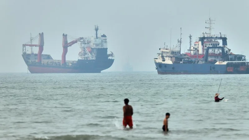 Middle East live: Iran allows several Iraqi oil tankers to pass through Hormuz strait