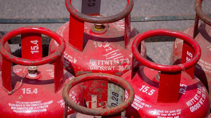 India may charge gas users to fund planned $42 billion fuel reserves, sources say