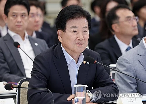 (LEAD) Unification minister calls for end to 'main enemy' term for N. Korea