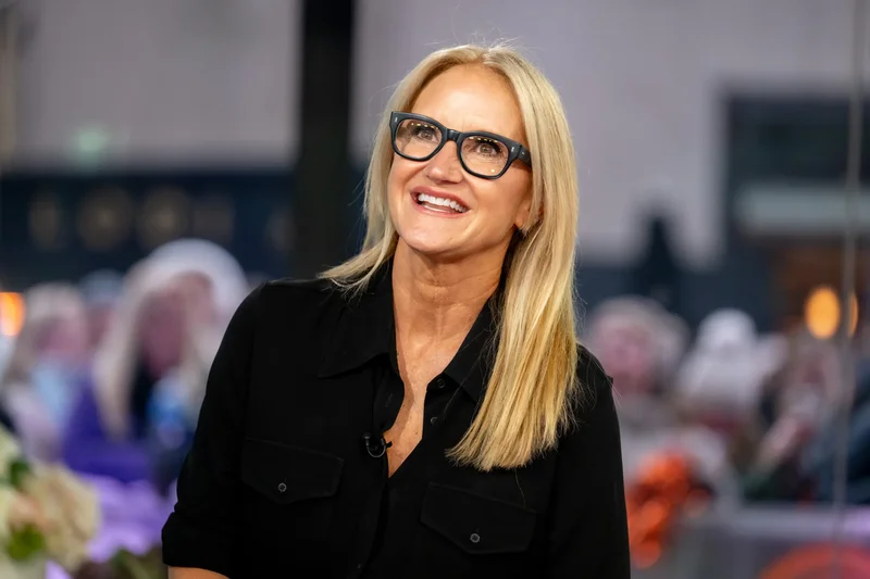 Multimillionnaire podcaster Mel Robbins says she learned the secret to spotting the most influential person in the room when she was a waitress