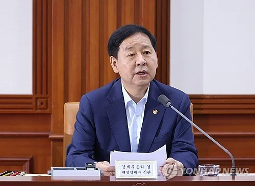 Finance minister voices confidence in economy, vows efforts to stabilize stock market