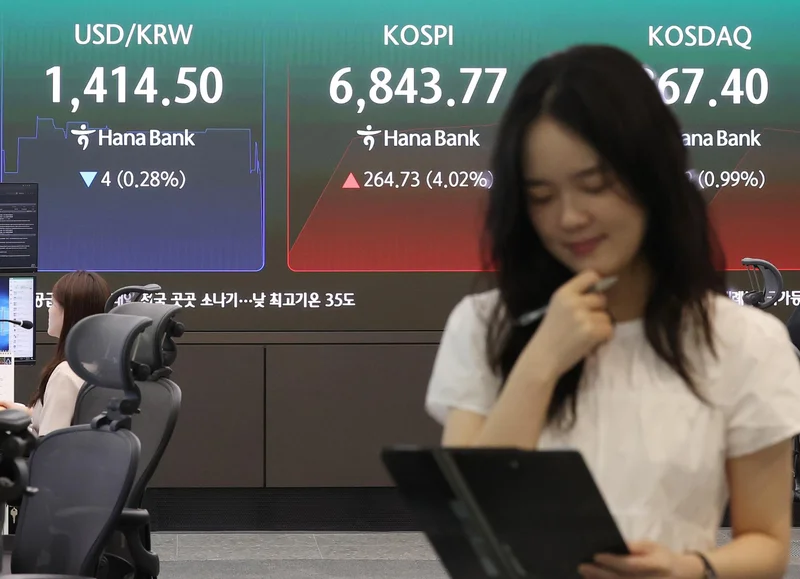 Seoul shares extend gains late Thursday morning on chip rally