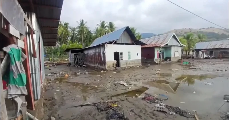 Videos capture the moment a devastating 7.7 magnitude earthquake hits Indonesia