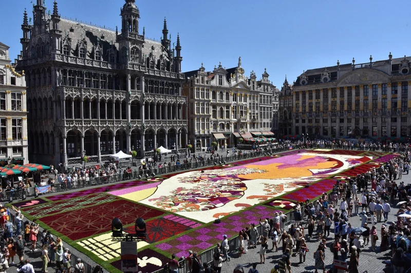 Brussels flower carpet pays homage to Hokusai’s ‘Great Wave’