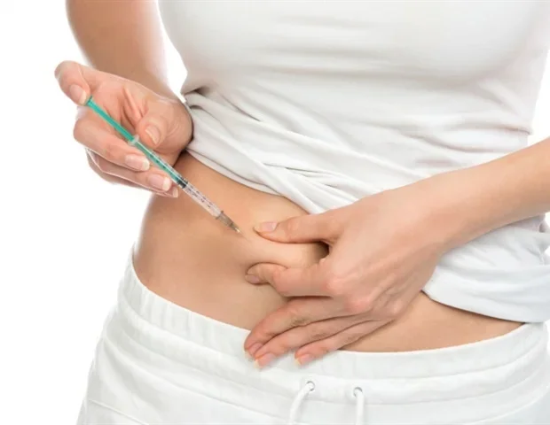Localized biochemical halo of IL-10 suppresses immune rejection of pancreatic beta cells