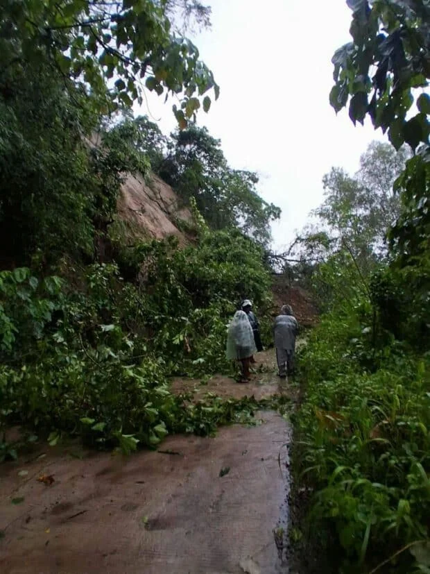 Landslide blocks road in Zambales town