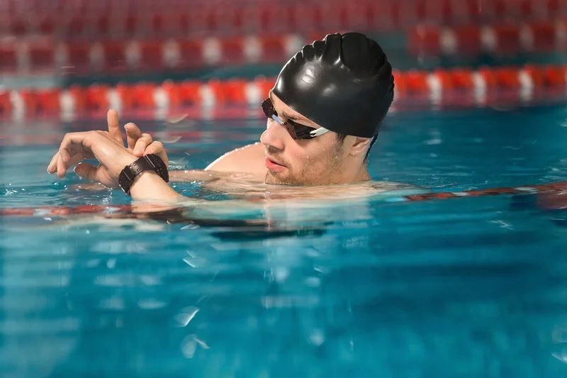 Swimming sends wrist-worn heart rate monitors off track