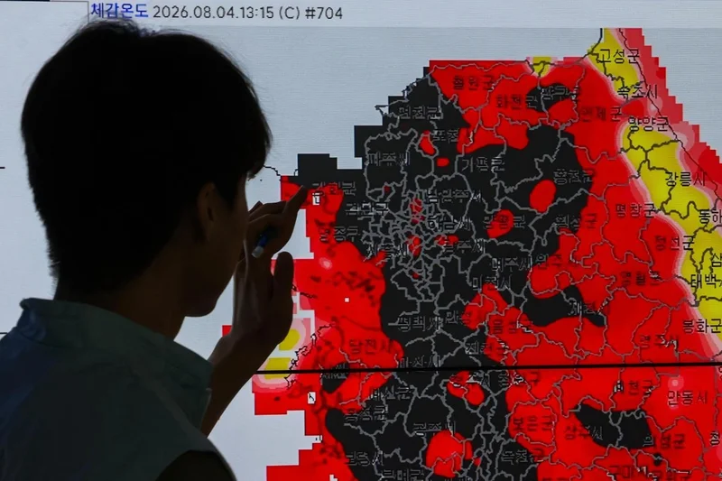 Seoul's busiest streets sit empty as heat wave emergency grips city