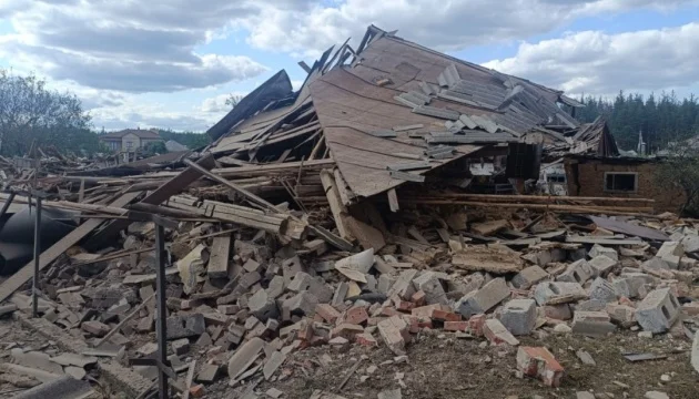 Russian forces strike Izium with glide bombs, four civilians injured