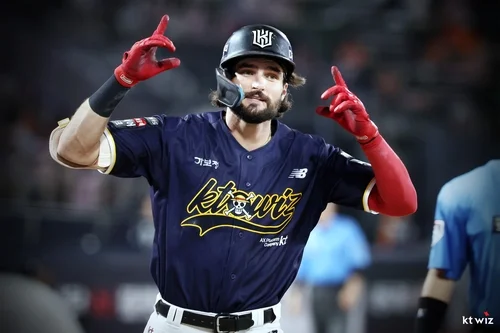 KT Wiz slugger Hilliard voted KBO's top player for July