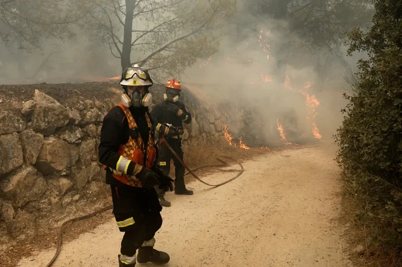 Firefighters struggle to put out wildfire in southwestern Spain