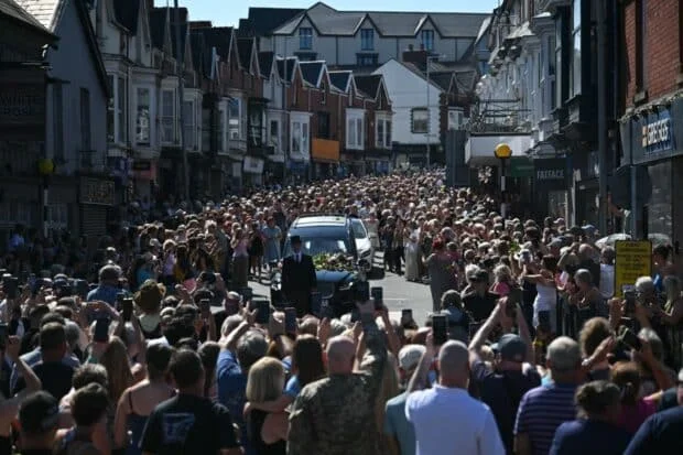 'Total Eclipse' singer Bonnie Tyler's funeral gathers crowd