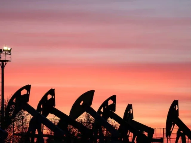 Oil extends climb on prolonged Hormuz export uncertainty