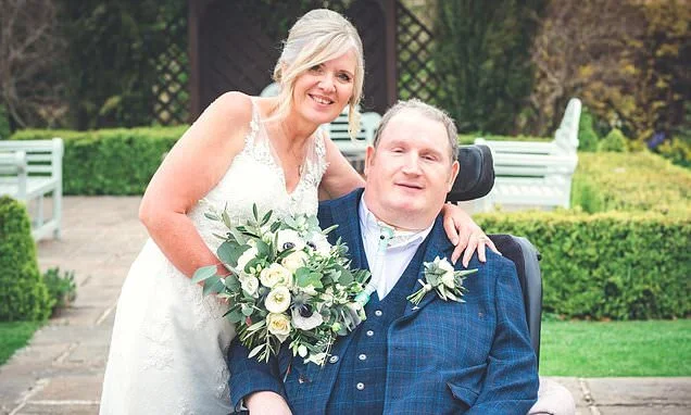 Louise fell in love with David at first sight. But he was paralysed - and she was married. Yet, their deeply moving story proves that nothing can keep soulmates apart... even when they know their union will meet a heartbreaking end