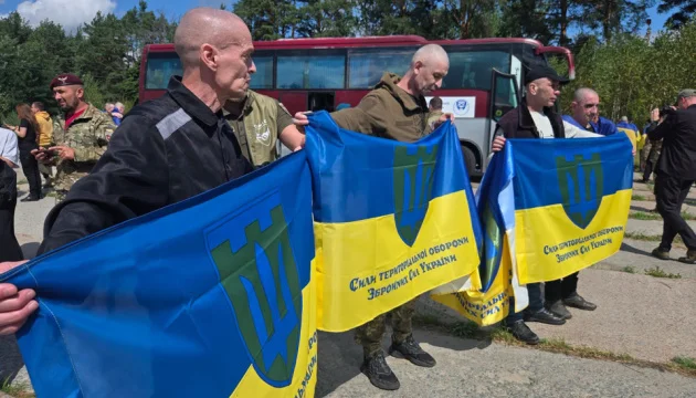 Ukraine brings home 103 soldiers from Russian captivity