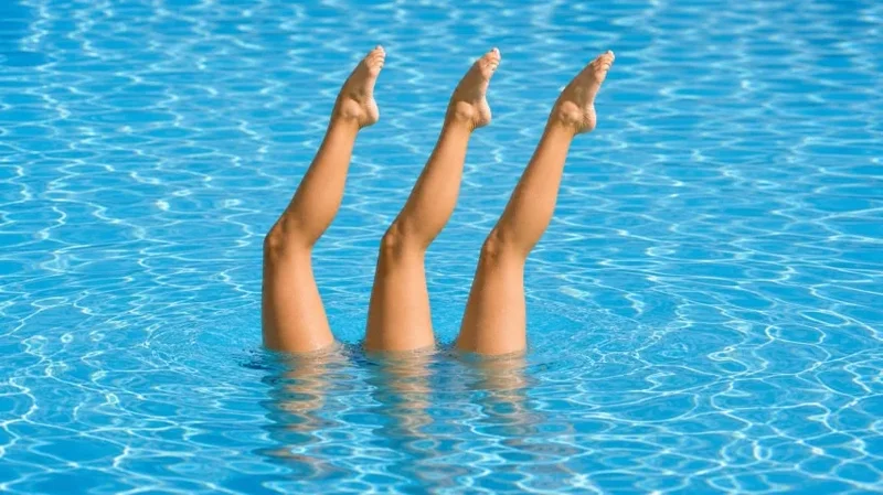 El Jalapeño: Conjoined twins dominate synchronized swimming event in Mexico