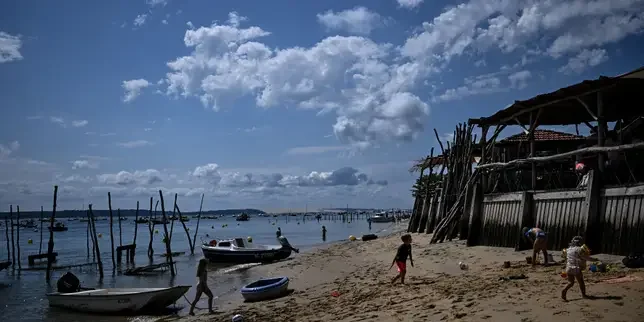 After fires, Gironde struggles to save tourist season