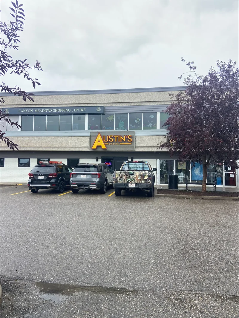 Calgary police investigating masked, armed robbery at restaurant in Canyon Meadows