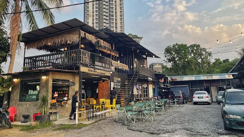 Coffee and camping chairs: Inside JB's roadside cafe scene and where to find them