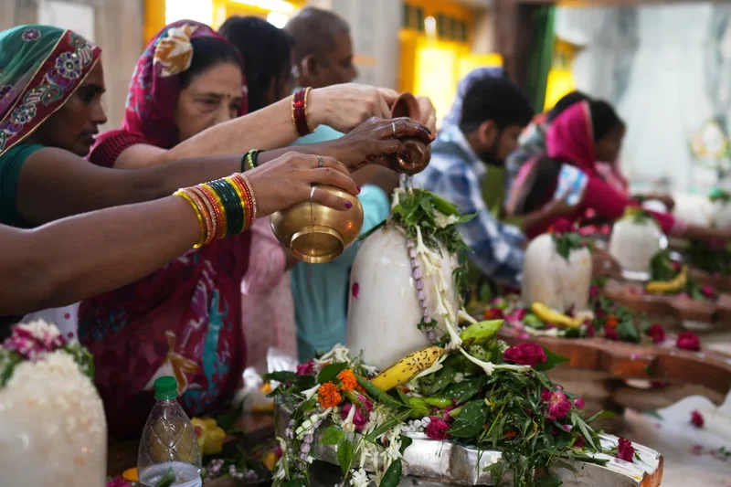 At least seven women killed in stampede caused by falling electric pole at Indian temple