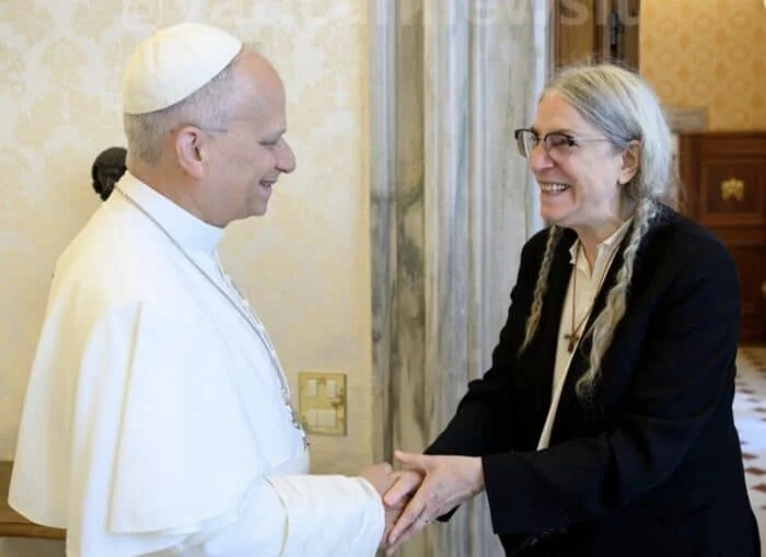 A giddy Patti Smith meets fellow Chicago legend, Pope Leo XIV, and says 'Hi'