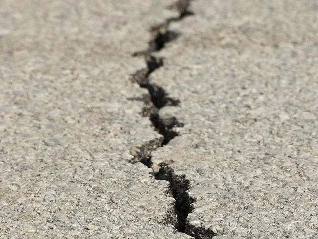 47 dead as 7.7-magnitude quake rattles Indonesia
