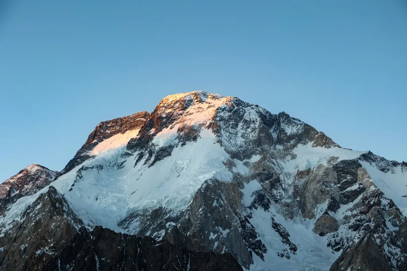 Body of US climber found after Pakistan avalanche as race continues to locate seven missing