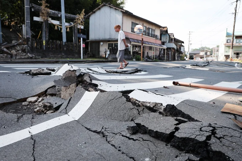 Automakers prolong plant suspensions after Kumamoto quake