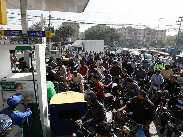 Petrol strike averted as govt gives in to dealers