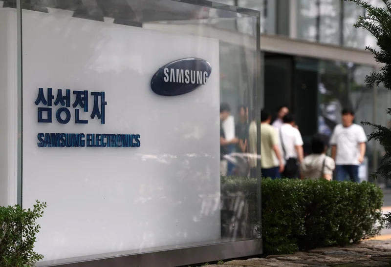 Samsung Electronics plans record shareholder return of up to 
$79.6 bil.