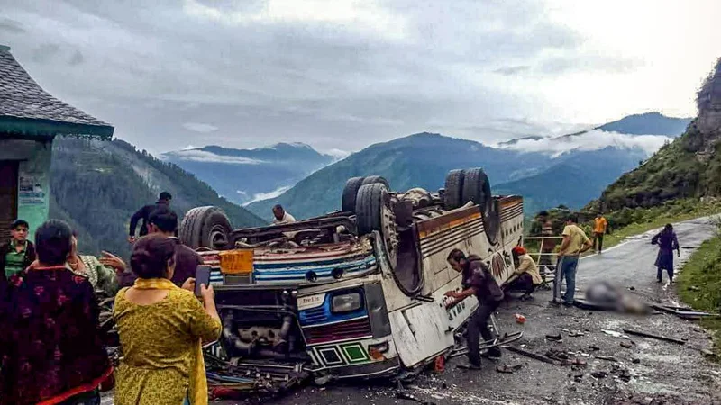 At least seven killed, 11 others injured after private bus overturns on mountain route in Himachal