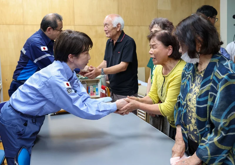 Takaichi meets victims, local leaders in quake-struck Kumamoto
