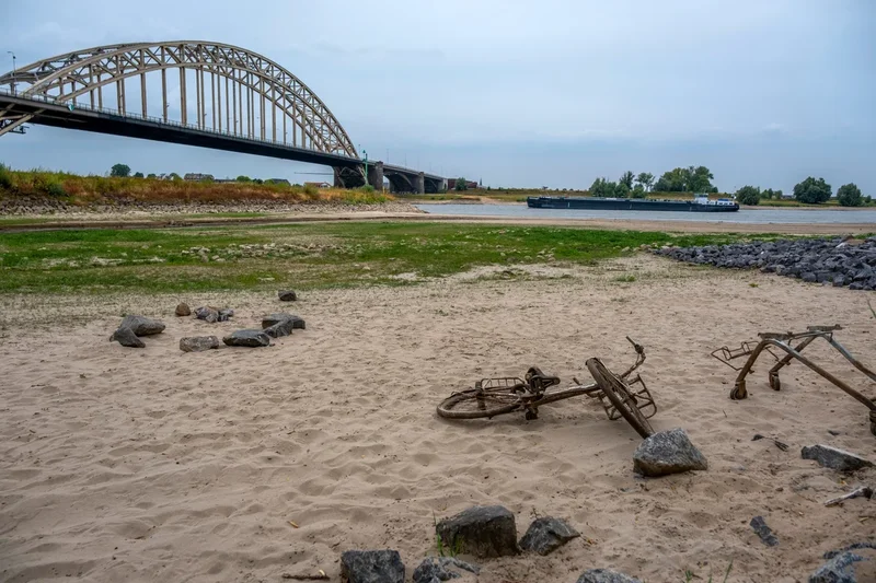 Drought threatens the Netherlands’ iconic dikes and grounds houseboats