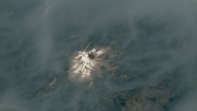 Wildfire smoke blankets volcanoes across the Pacific Northwest | Space photo of the day for Aug. 17, 2026