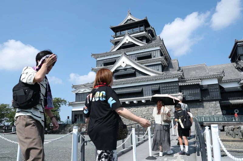 Kumamoto Castle reopens 2 weeks after massive quake