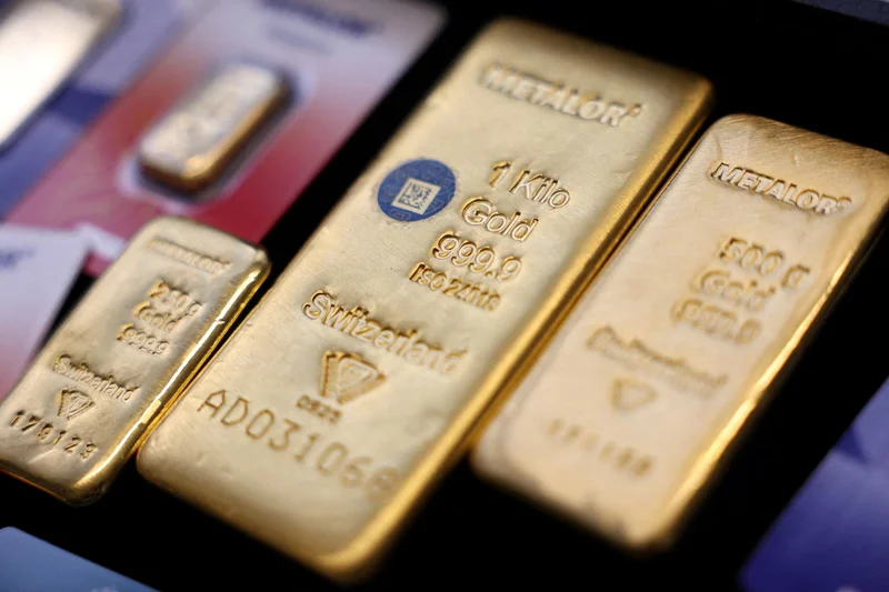 Gold rallies to 3-month high on weaker dollar, bullish technicals