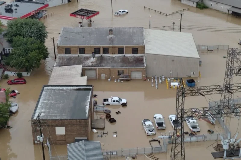 Powerful storm slams Midwest leaving 700,000 customers without power